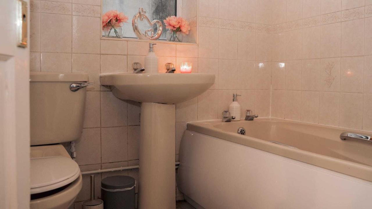 Cosy 2 Bedroom Home In Ковънтри Екстериор снимка